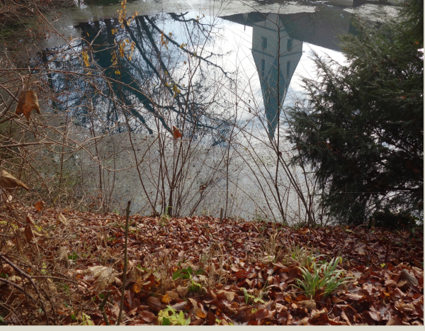 Freundlich herbstlich zeigt sich der wirkliche Blautopf.