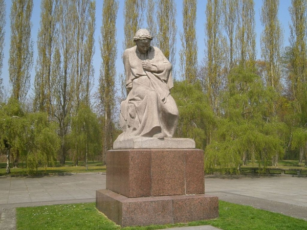 Sowjetisches Ehrenmal Treptow / Mutter Heimat